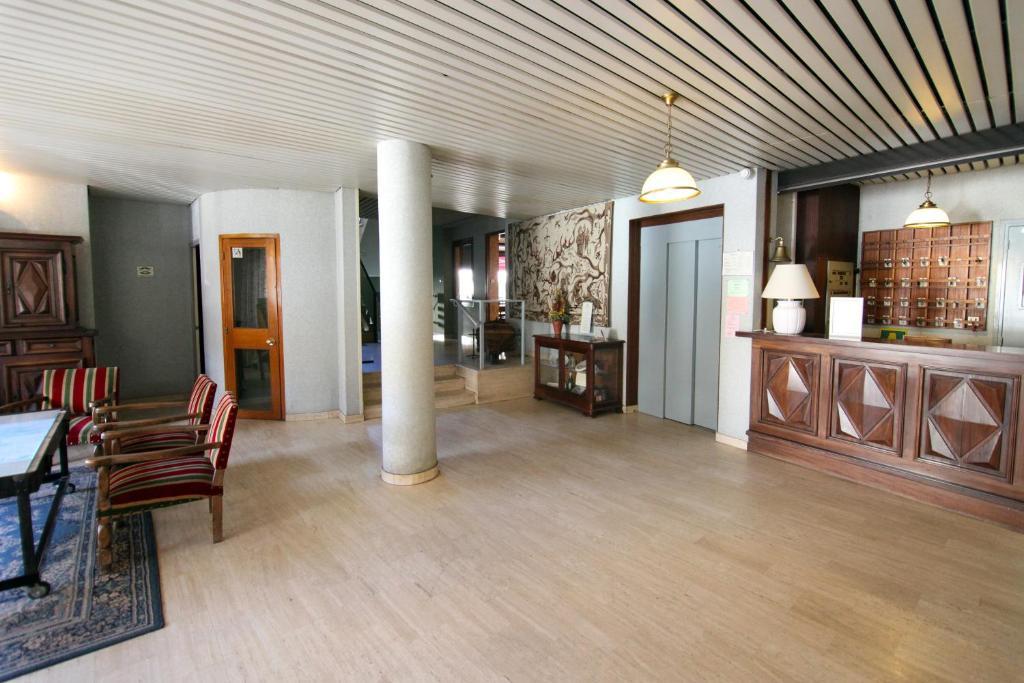 Logis Hotel Restaurant Du Commerce 라카누르그 외부 사진