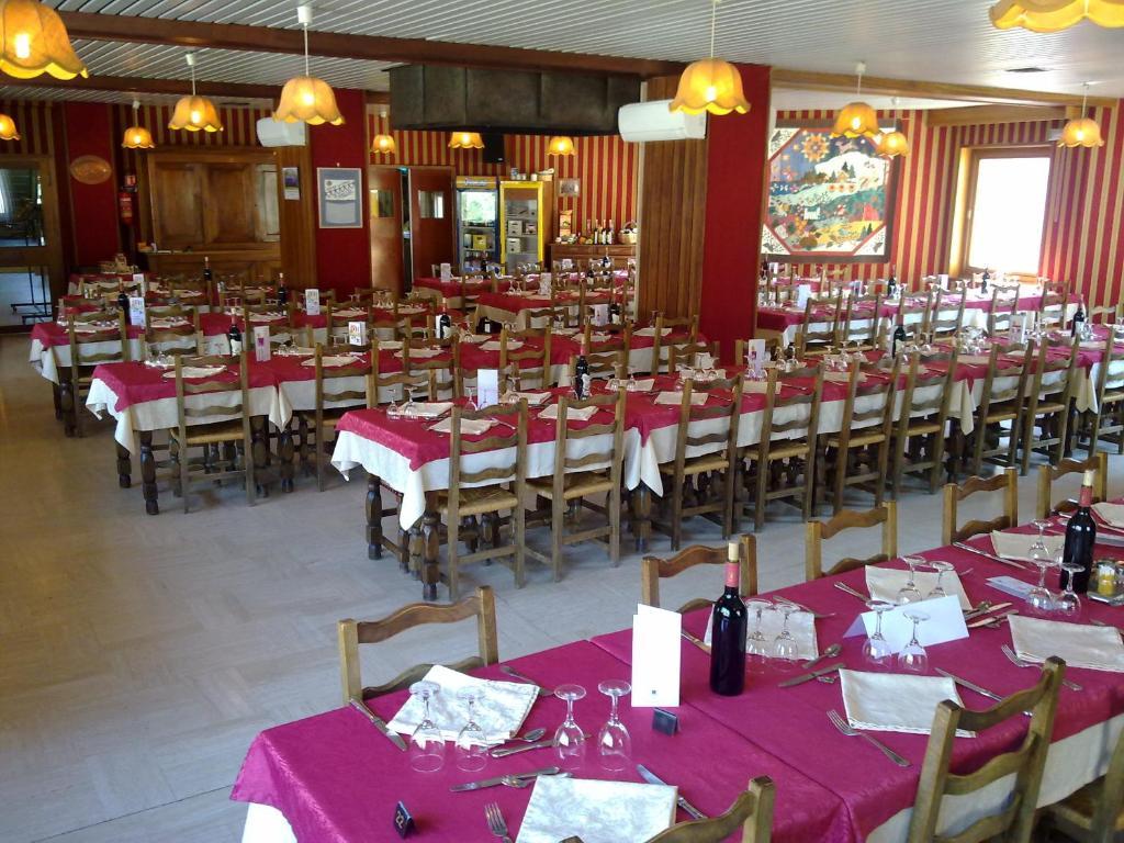 Logis Hotel Restaurant Du Commerce 라카누르그 외부 사진