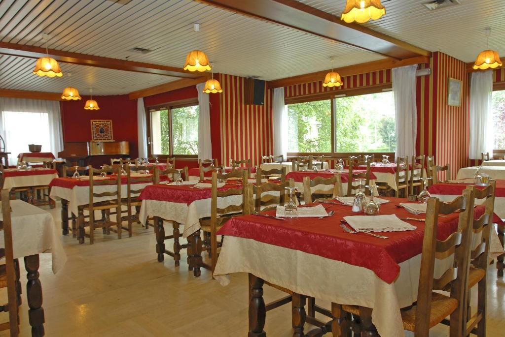 Logis Hotel Restaurant Du Commerce 라카누르그 외부 사진