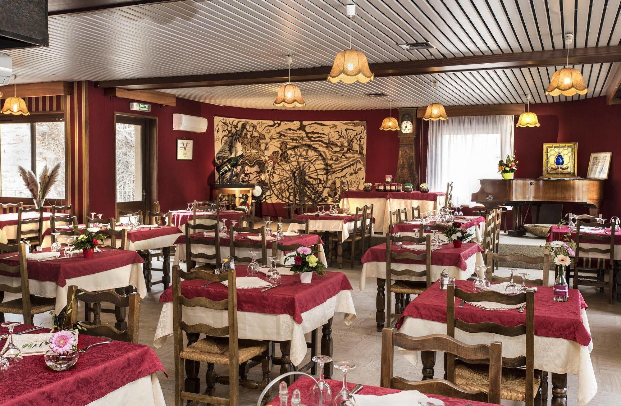 Logis Hotel Restaurant Du Commerce 라카누르그 외부 사진