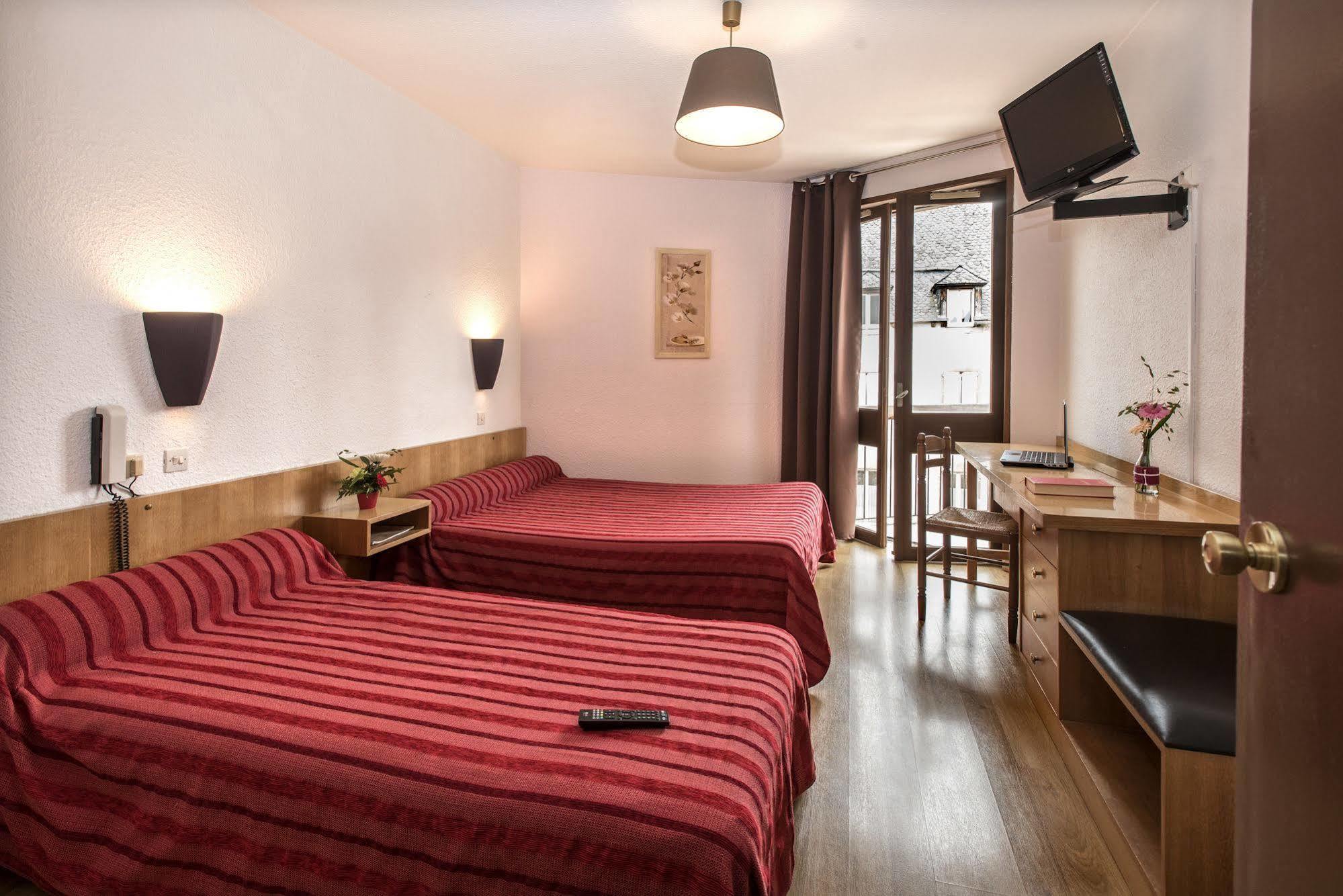 Logis Hotel Restaurant Du Commerce 라카누르그 외부 사진