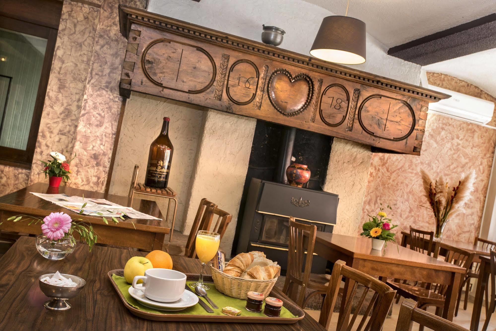 Logis Hotel Restaurant Du Commerce 라카누르그 외부 사진