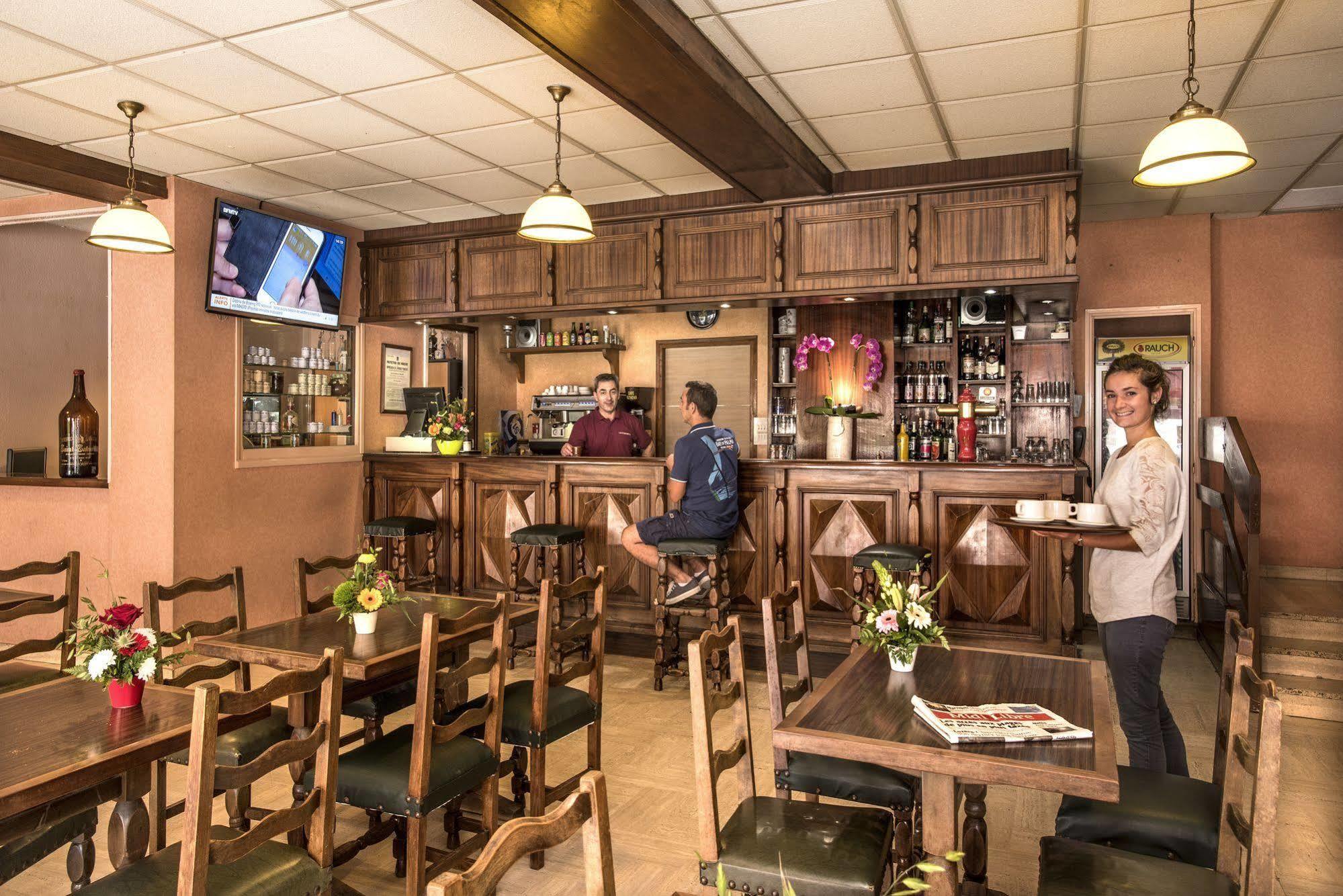 Logis Hotel Restaurant Du Commerce 라카누르그 외부 사진